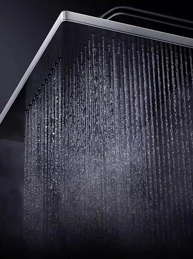 Primer plano de una ducha de lluvia moderna con chorros de agua blanda y purificada, ilustrando los beneficios para el cuidado de la piel del calentador Xiaomi Mijia Smart Gas Water Heater Pro.
