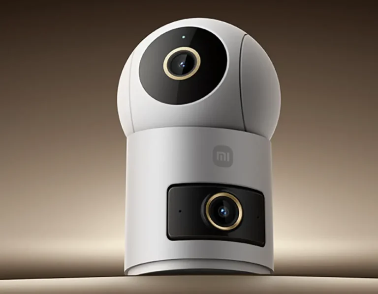 Primer plano de la cámara de seguridad Xiaomi Smart Camera 4 Dual Camera Edition, mostrando su diseño con doble lente de 5 MP, el cabezal superior PTZ para movimiento 360° y la lente inferior fija.