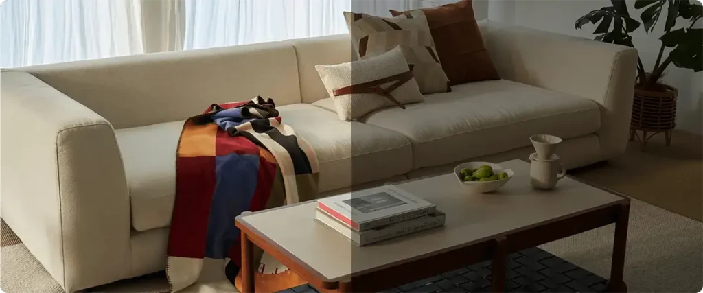 Imagen comparativa que demuestra la tecnología de color en ultra baja iluminación de la Xiaomi Smart Camera C100. A la izquierda, se ve un salón a todo color y con gran detalle. A la derecha, la misma escena aparece oscura, ilustrando cómo la cámara mejora la visión nocturna.