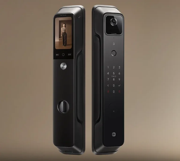 Cerradura inteligente Xiaomi Smart Door Lock 4 Pro con sus paneles exterior e interior. El módulo de fuera incluye la cámara para reconocimiento facial 3D y el teclado, y el de dentro la pantalla de mirilla digital.