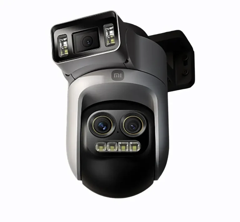 Cámara de seguridad exterior Xiaomi Smart Outdoor Camera 4 Pro con su característico diseño de triple lente y luces LED, en color gris y negro.