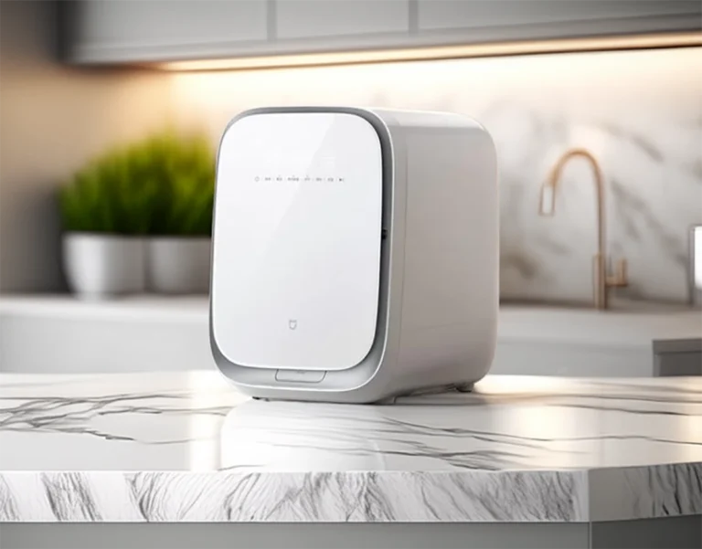 Lavadora-secadora compacta Xiaomi Mijia Mini Wash de color blanco, instalada sobre una encimera de madera en una cocina moderna y luminosa, perfecta para el cuidado de ropa delicada.