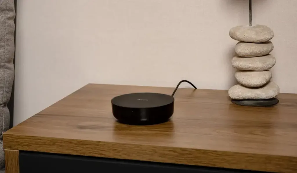 El nuevo Aqara Hub M200, el cerebro del hogar inteligente. Este hub en color negro funciona como Matter Controller, Thread Border Router, puente Zigbee y emisor de infrarrojos (IR) 360° para unificar todos los dispositivos.