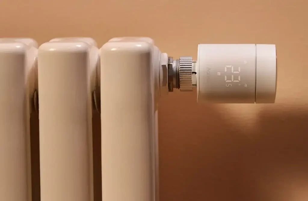 Primer plano del termostato de radiador Aqara W600, compatible con Thread, Zigbee y Matter. Válvula termostática inteligente para la automatización de la calefacción y el ahorro de energía en el hogar conectado.
