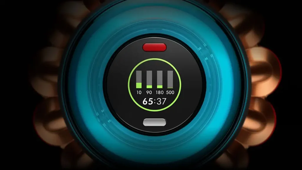 Primer plano de la pantalla LCD inteligente de la aspiradora Dyson V16 Piston Animal Submarine, mostrando la autonomía restante de la batería de 65:37 y el análisis en tiempo real del sensor de partículas. La gráfica indica el conteo de polvo y alérgenos, una función clave de esta aspiradora para una limpieza profunda y automática.