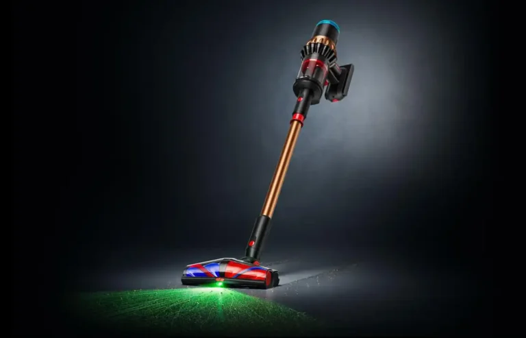 La aspiradora sin cable Dyson V16 Piston Animal Submarine mostrando su avanzada tecnología de iluminación del polvo. El cabezal de limpieza emite una luz LED verde que revela partículas de suciedad y polvo fino invisibles a simple vista sobre el suelo, garantizando una limpieza de precisión completa
