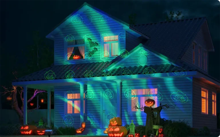 Fachada de una casa decorada para Halloween con el proyector exterior Govee H7073, mostrando un efecto aurora azul y verde con patrones láser de calabazas iluminando la pared.