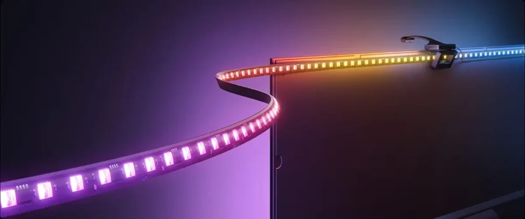 Primer plano de la tira LED de alta densidad del Govee TV Backlight 3 Pro, mostrando su tecnología RGBWWIC con múltiples colores y su instalación en la parte trasera de un televisor.