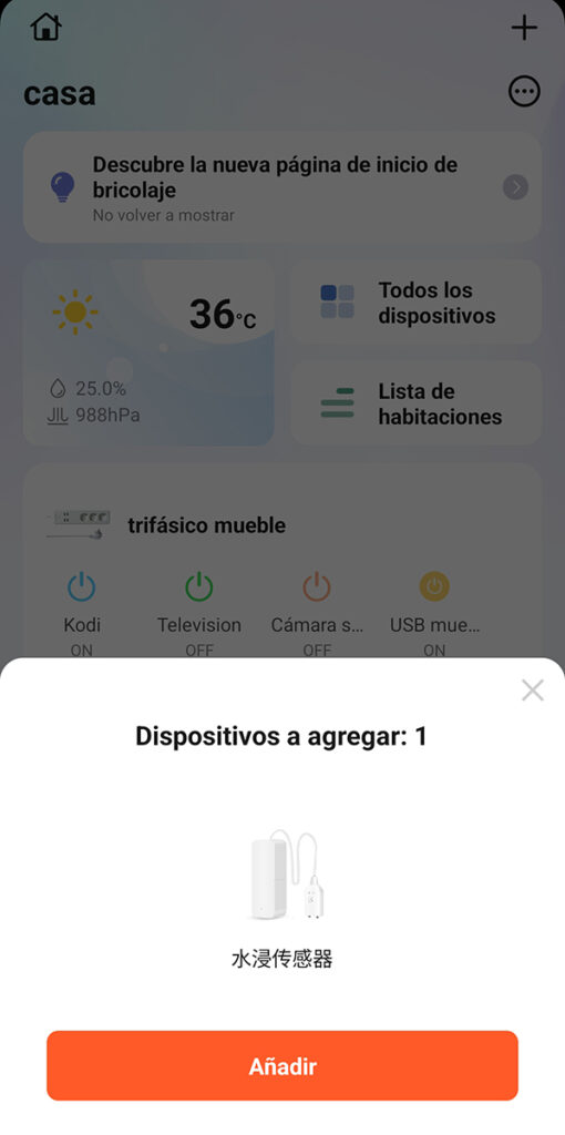 Proceso de instalación de un sensor de fugas de agua Tuya. La app Smart Life muestra la ventana emergente de detección automática con el aviso 'Dispositivos a agregar' para una configuración rápida en el sistema de domótica del hogar.