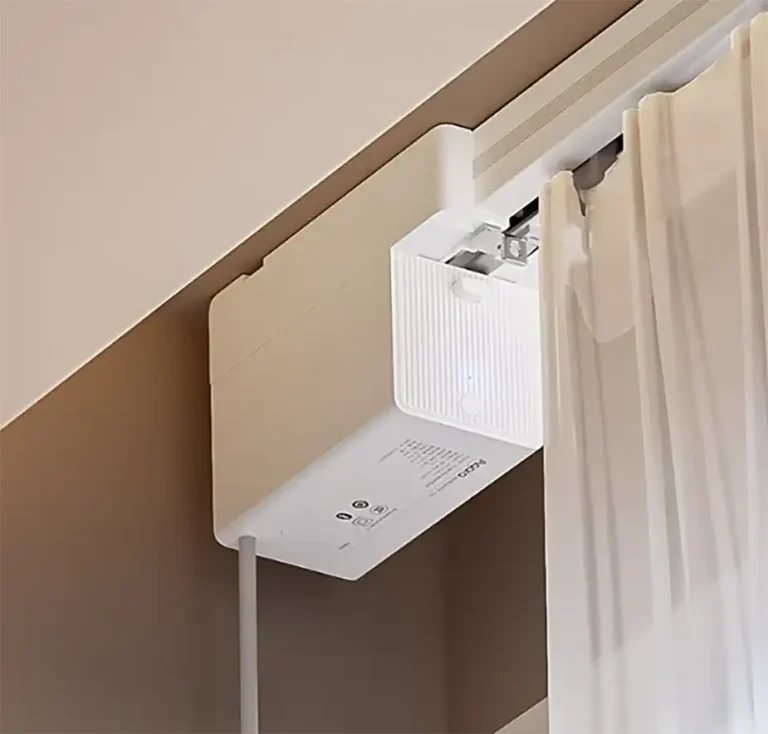 Motor de cortina inteligente Aqara C200 instalado en un cortinero, mostrando su diseño 'oculto' y empotrable junto a la cortina. Imagen de portada para la noticia de su lanzamiento.