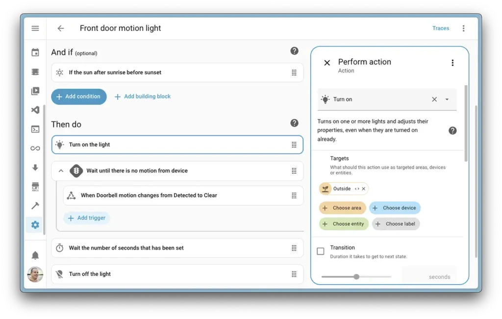 El nuevo editor de automatizaciones de Home Assistant 2025.9 mostrando la nueva barra lateral. A la izquierda se ve el flujo de la automatización y a la derecha la barra lateral con la configuración de la acción "Encender la luz", incluyendo los objetivos (targets) y la transición.
