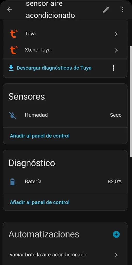 Integración de un sensor de fugas Tuya en Home Assistant. La pantalla del dispositivo muestra las entidades que expone: un sensor binario de 'Humedad' con estado 'Seco' y un sensor de 'Batería' al 82%. También se ve una automatización creada para el desagüe del aire acondicionado