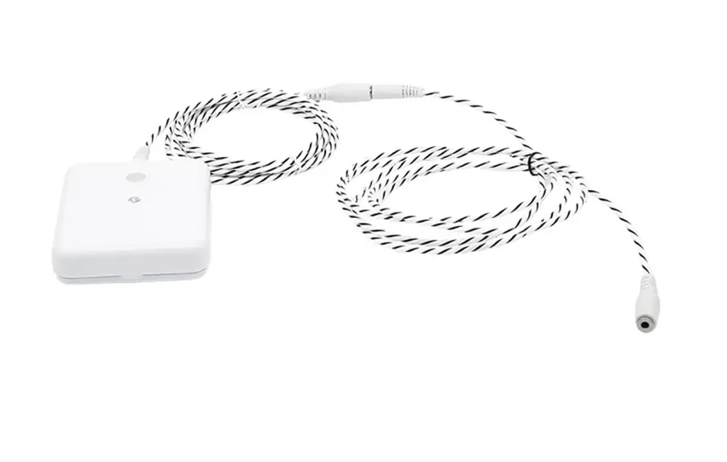 El detector de fugas Shelly Flood Gen4 con su cable sensor trenzado de 2 metros, que es ampliable hasta 150 metros para detectar inundaciones. Un sensor de domótica para el hogar conectado compatible con Matter, Zigbee y Wi-Fi.