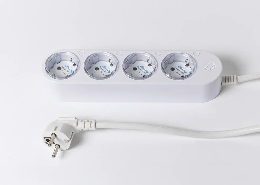Regleta inteligente Shelly Power Strip 4 Gen4 en color blanco sobre un fondo neutro, mostrando sus cuatro tomas de enchufe tipo Schuko y el cable de alimentación. Este dispositivo es compatible con Matter, Zigbee y Wi-Fi para la domótica y la medición de consumo en el hogar inteligente