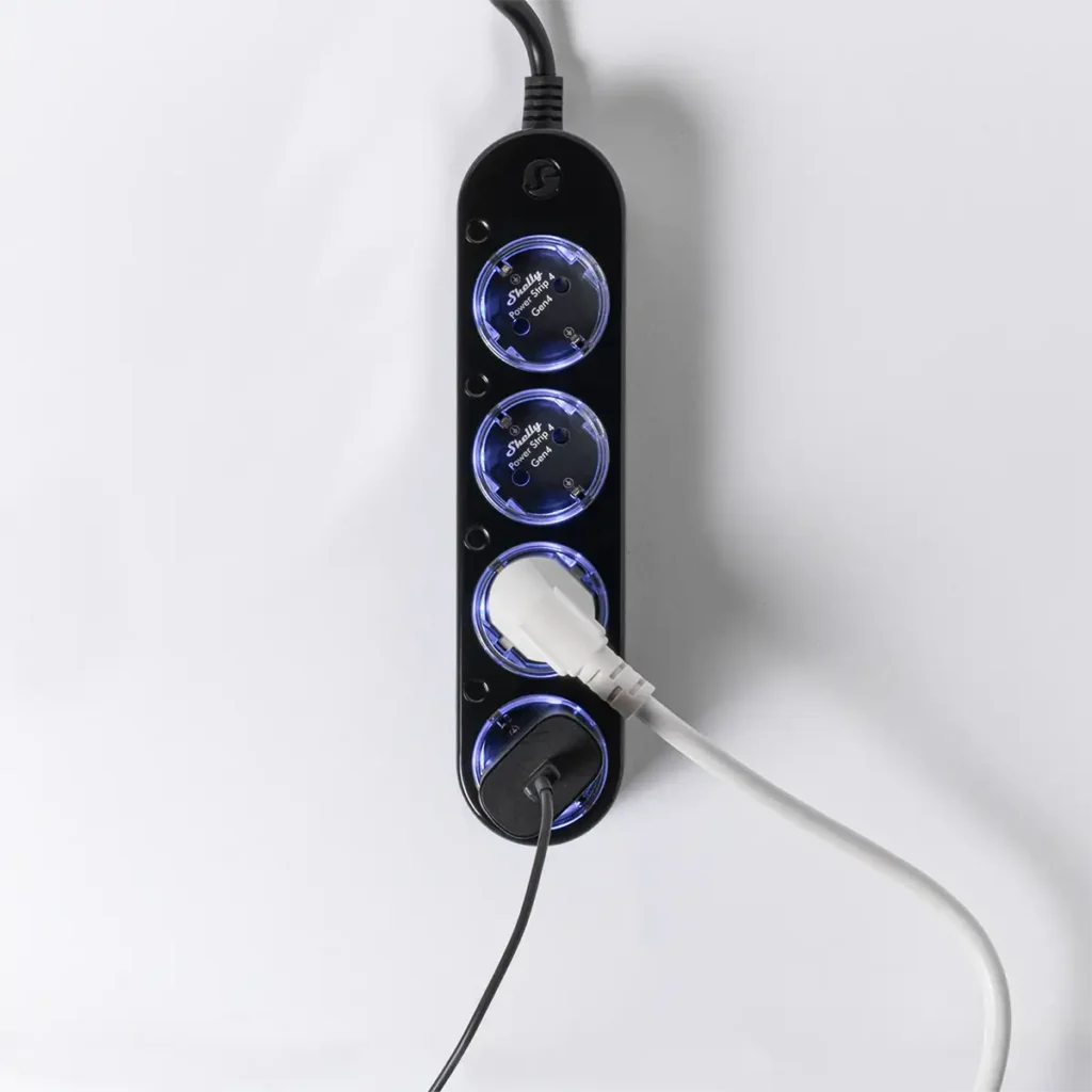 Regleta inteligente Shelly Power Strip 4 Gen4 en color negro, con los anillos LED azules encendidos para indicar el estado y la medición de consumo de energía. Dos dispositivos están enchufados, mostrando su uso en un entorno de hogar inteligente compatible con Matter y Zigbee