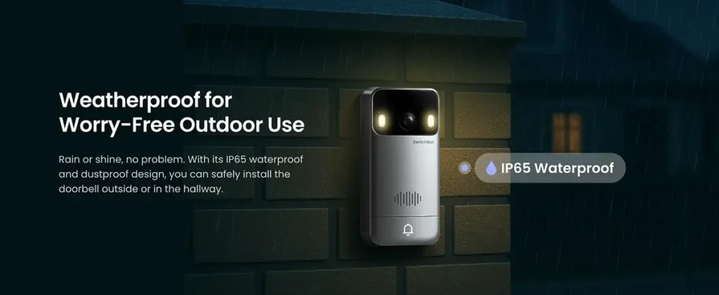 Videoportero SwitchBot instalado en una pared exterior bajo la lluvia, demostrando su resistencia al agua y polvo con certificación IP65 para un uso seguro en exteriores.