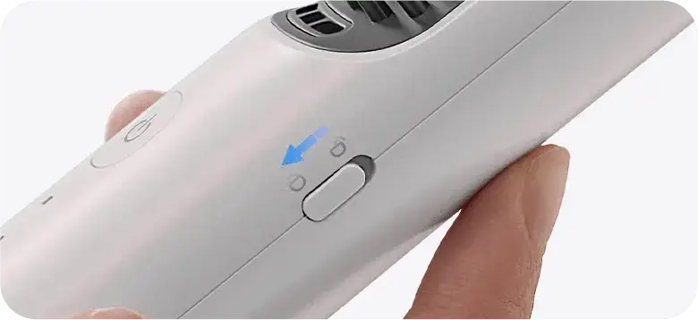 Primer plano del interruptor de seguridad o "Modo Avión" del cepillo alisador inalámbrico Xiaomi Cordless Hair Straightener Brush, mostrando cómo se activa el bloqueo de viaje para transportarlo de forma segura en el bolso o la maleta.