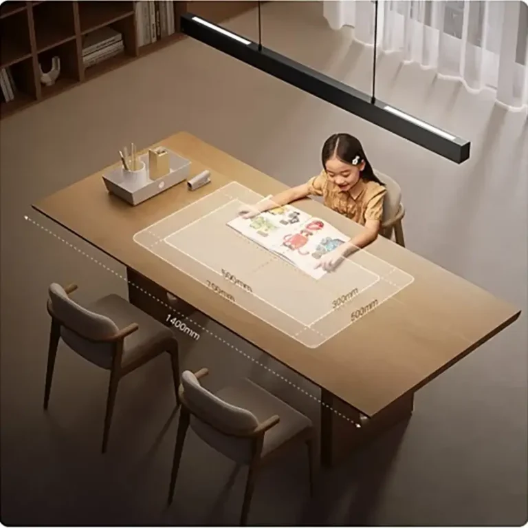 Niña estudiando bajo la lámpara colgante Xiaomi Mijia, que proyecta una luz uniforme sobre la mesa del comedor, demostrando su función para el estudio.