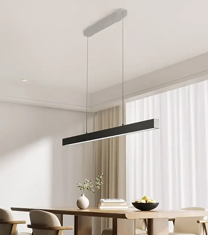 Lámpara colgante inteligente Xiaomi Mijia Dining Pendant Light de diseño minimalista en color negro, instalada sobre una mesa de comedor de madera.
