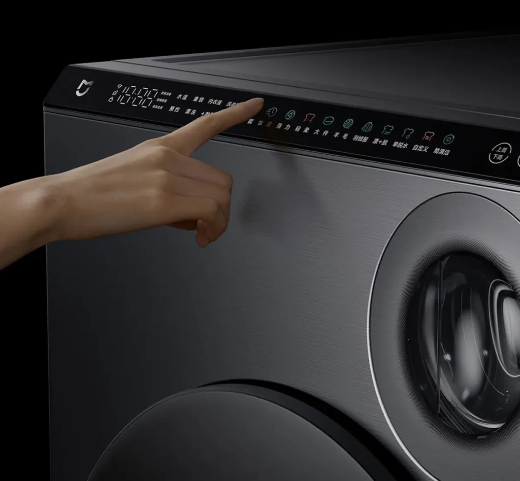 Panel de control inteligente de la lavadora Xiaomi Mijia Dual-Zone, mostrando la selección de un ciclo de lavado en su pantalla táctil. El diseño unificado con acabado metálico y iconos LED resalta su conexión con el ecosistema HyperOS.
