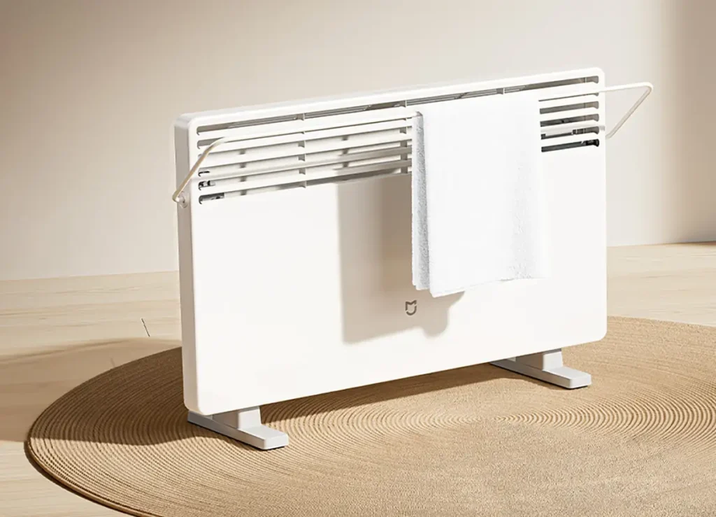 Primer plano del tendedero plegable del Xiaomi Mijia Electric Heater 2 con una toalla blanca secándose. Este calefactor convector combina calefacción eficiente con una práctica solución para secar ropa en interiores.