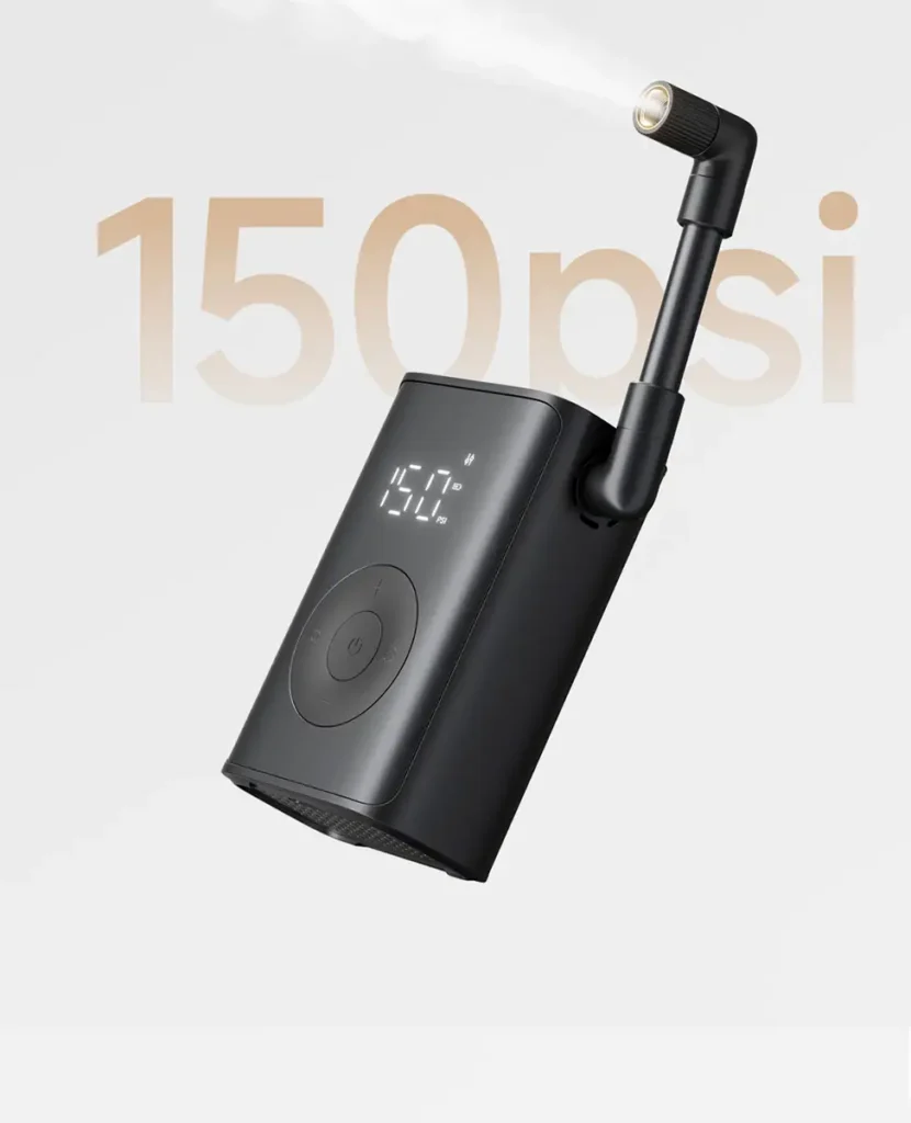Imagen promocional del inflador Xiaomi Mijia Portable Inflator Mini demostrando su máxima potencia de 150 PSI. El dispositivo se muestra con la pantalla LCD encendida indicando la presión y la linterna LED activa, resaltando su capacidad y diseño compacto.