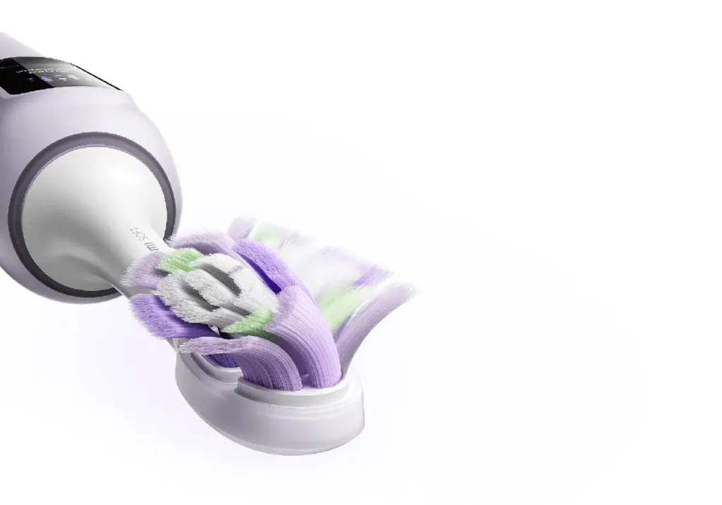 Primer plano del cabezal de cepillado del Xiaomi Oscillation Electric Toothbrush Pro en acción. Las cerdas suaves de color morado y verde se abren para mostrar el movimiento de oscilación, diseñado para una limpieza profunda y el cuidado de las encías.