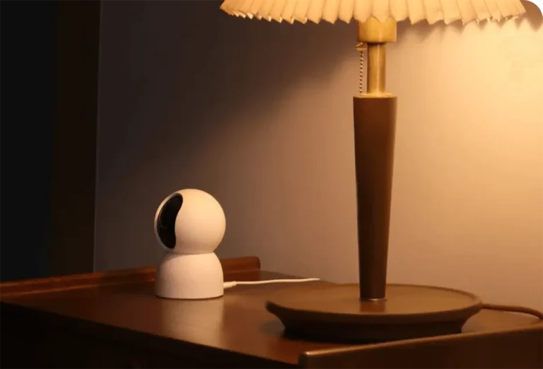 La Xiaomi Smart Camera C500 en una mesita de noche, mostrando su diseño minimalista y compacto ideal para la vigilancia interior. Su capacidad para grabar en 3.5K y su sensor para baja luz la convierten en una cámara de seguridad perfecta para el hogar