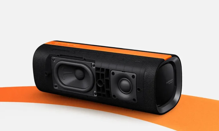 Primer plano del altavoz Bluetooth portátil Xiaomi Sound Party en color negro y naranja. La rejilla frontal está retirada, mostrando el woofer de 35W y el tweeter de 15W que componen su potente sistema de sonido de 50W con afinación Harman AudioEFX.