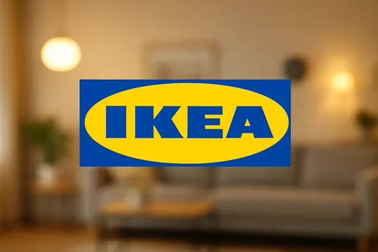 Logo de IKEA sobre un fondo desenfocado de un salón moderno y acogedor, representando la nueva gama de productos para el hogar conectado (Smart Home) de 2026