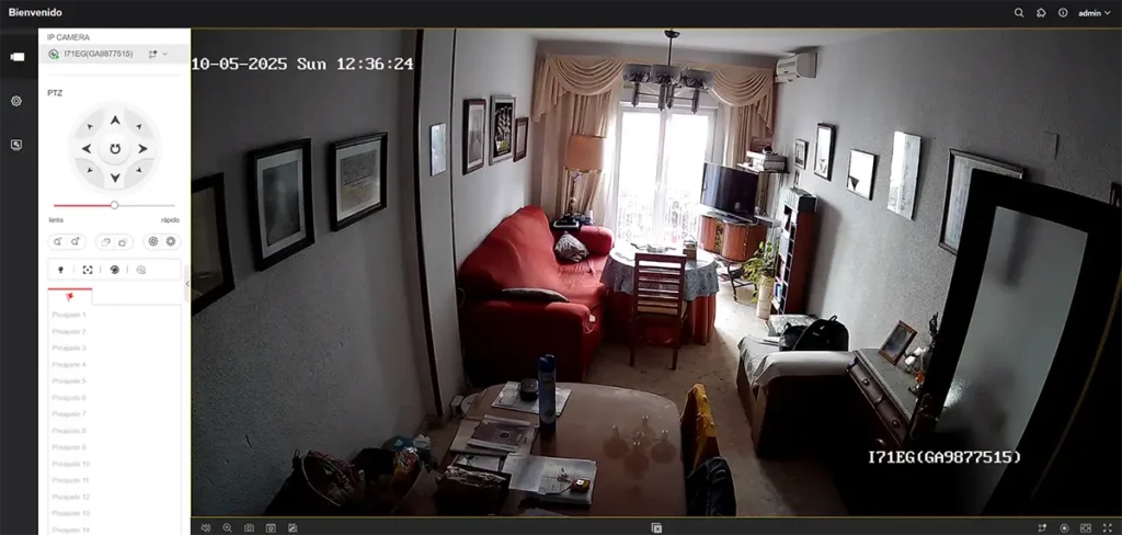 Captura de pantalla de la interfaz web de la cámara de seguridad ANNKE C300. Muestra la vista en directo de un salón, con el menú de configuración de la cámara IP a la izquierda donde se aprecian opciones como los controles PTZ y la gestión de la transmisión de vídeo.