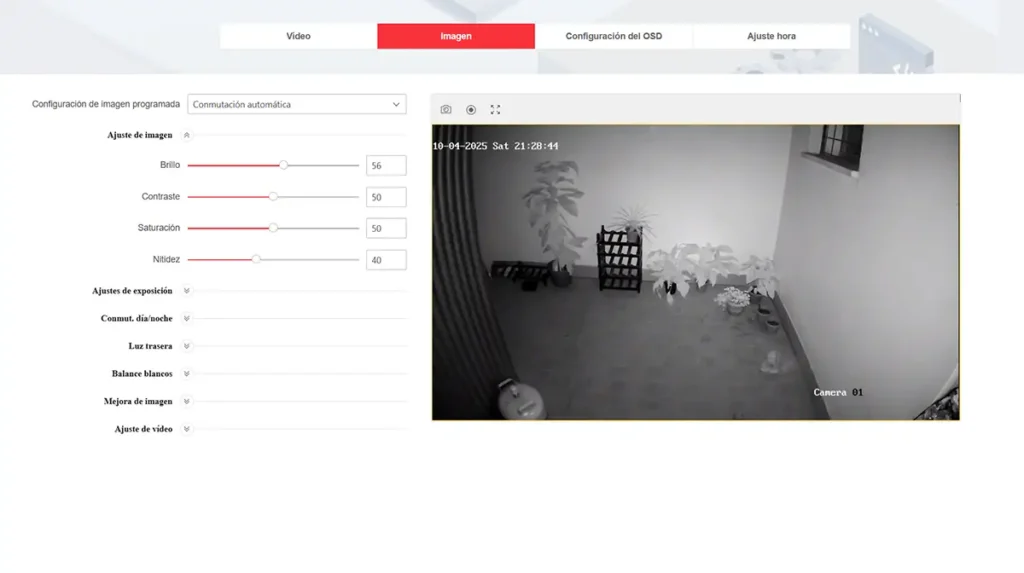 Captura de pantalla de la configuración de imagen en la interfaz web de la cámara ANNKE C300. Se muestra el ajuste de brillo, contraste y nitidez, junto a una vista previa en tiempo real del modo de visión nocturna por infrarrojos en un patio.
