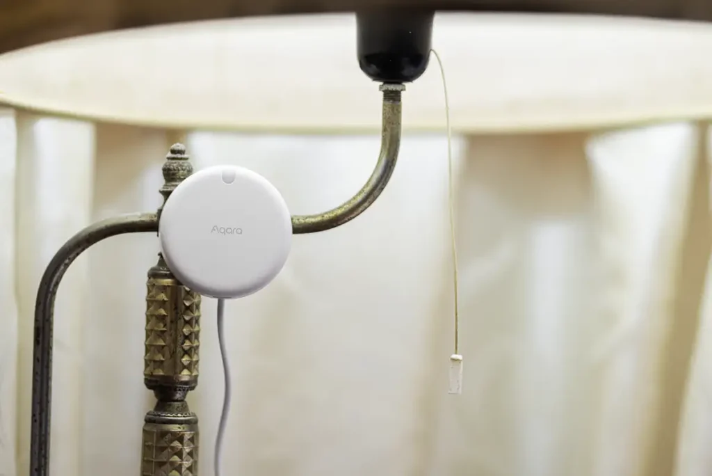 Sensor de presencia Aqara FP2 instalado en una lámpara del salón mediante su base magnética para automatizar la iluminación y la domótica del hogar