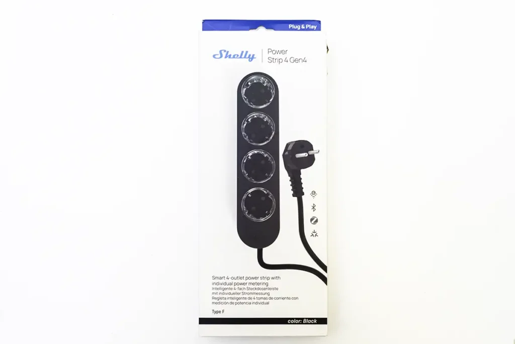 Shelly Power Strip 4 Gen4: embalaje frontal con regleta de 4 tomas y enchufe Schuko