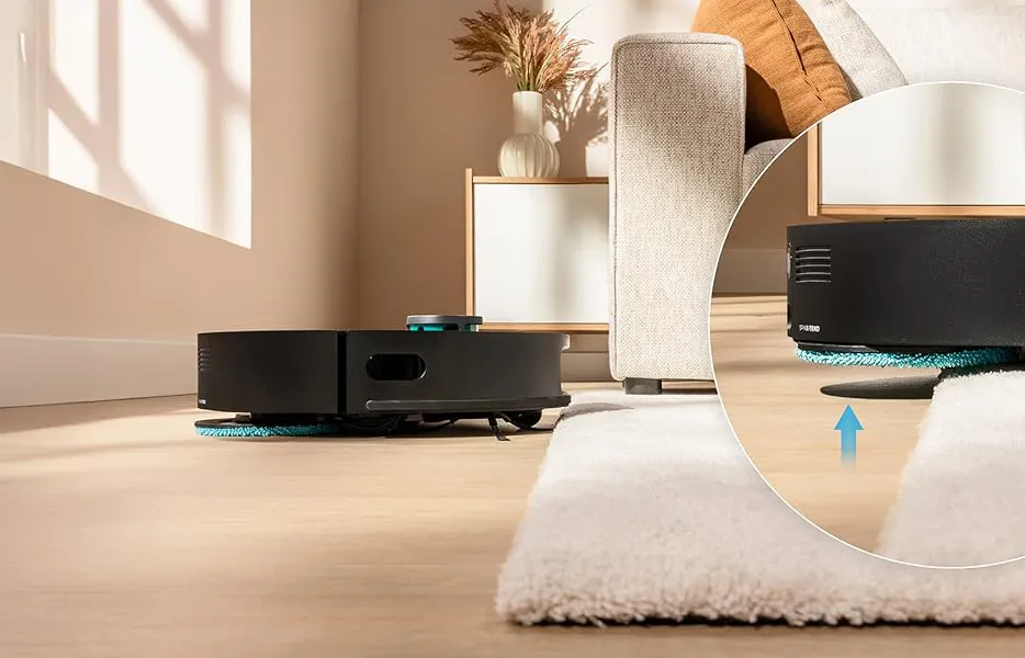 Ilustración de la tecnología SpinUP del robot aspirador Conga X70. La imagen muestra cómo el robot detecta una alfombra y automáticamente eleva sus mopas 8 mm para evitar el contacto y continuar solo con la aspiración. Este sistema de cuidado de alfombras (Carpet Care) es clave para los robots friegasuelos en hogares con diferentes tipos de suelo