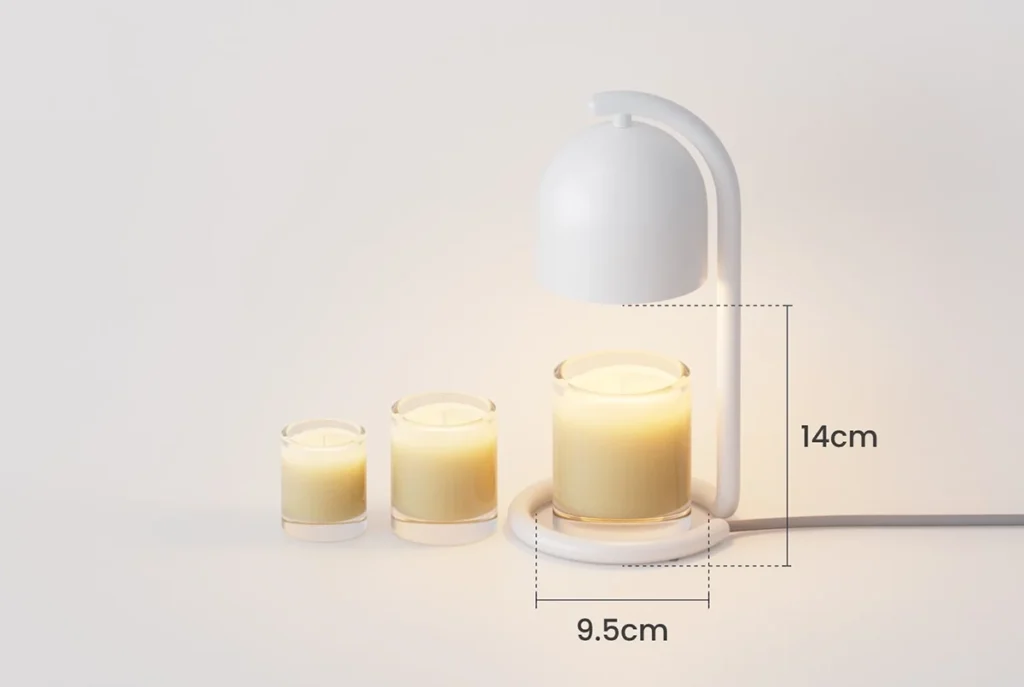Especificaciones de tamaño de la Lámpara Calentadora de Velas de SwitchBot, mostrando su compatibilidad con velas de diferentes tamaños. Las medidas indicadas son 9.5 cm de diámetro máximo y una altura útil de 14 cm.