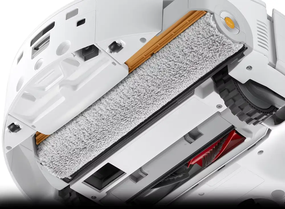 Primer plano del cepillo central del robot aspirador Roborock Qrevo Curv 2 Flow, demostrando su potente succión de 20.000 Pa que levanta el polvo y la suciedad del suelo para una limpieza profunda