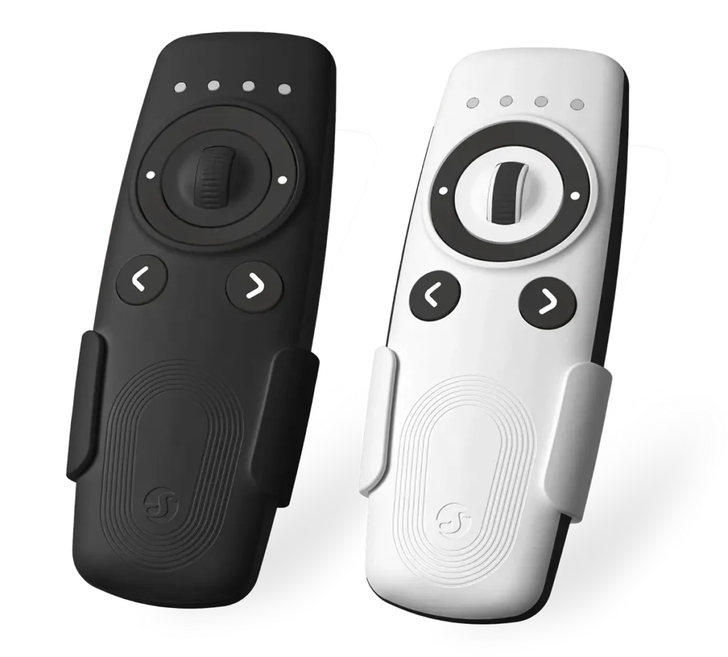 Comparativa de los mandos Shelly BLU Remote Control ZB en sus versiones de color blanco y negro, con sus soportes de pared. Control domótico de 4 canales con Zigbee y Bluetooth para luces y persianas.