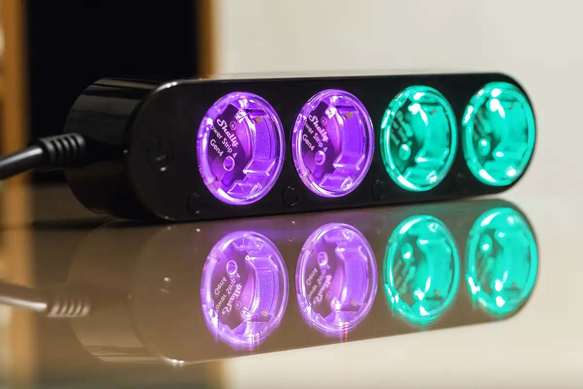 Shelly Power Strip 4 Gen4 - Regleta inteligente 4 tomas con Zigbee, Matter y Wi-Fi, medidor de consumo individual y LEDs personalizables en colores púrpura y cian