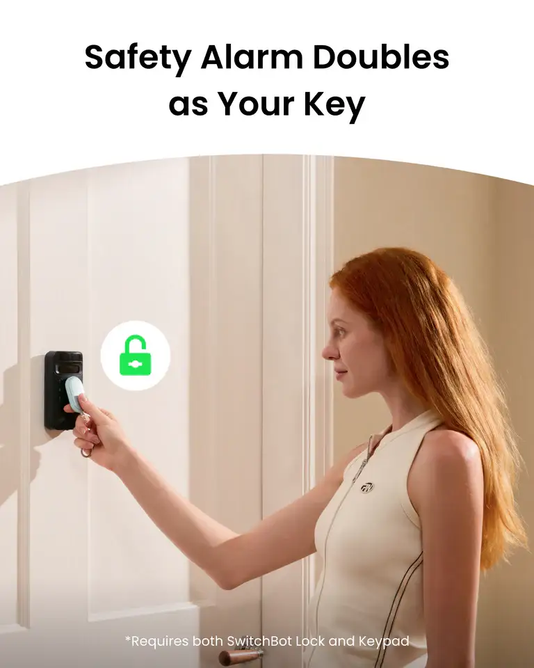 La SwitchBot Safety Alarm funcionando como una llave inteligente para el hogar. Una mujer la utiliza para abrir su puerta al acercarla al lector NFC del SwitchBot Keypad. El texto "Safety Alarm Doubles as Your Key" (La Alarma de Seguridad también es tu Llave) resalta esta característica, que requiere tener instalados los productos SwitchBot Lock y Keypad