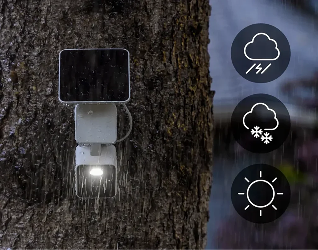 Imagen que demuestra cómo la cámara Wyze Solar Cam Pan es una cámara de seguridad para todo tipo de clima, ideal para vigilancia exterior fiable. El dispositivo funciona con su foco encendido bajo una intensa lluvia, garantizando seguridad sin importar si llueve, nieva o hace sol.