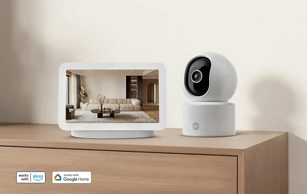 Integración de la Xiaomi Smart Camera C302 con ecosistemas de hogar inteligente. La imagen muestra la transmisión de vídeo en directo en una pantalla de Google Home, destacando su compatibilidad con 'works with Google Home' y 'works with Alexa' para el control por voz y la visualización remota.