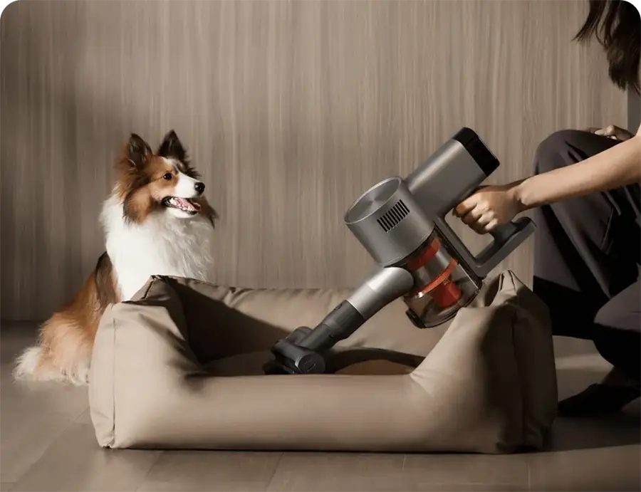 Uno de los puntos fuertes del G30 Max es su kit de accesorios para hogares con mascotas. El mini cepillo eléctrico está diseñado para extraer el pelo y los ácaros incrustados en tejidos como sofás o la propia cama del animal