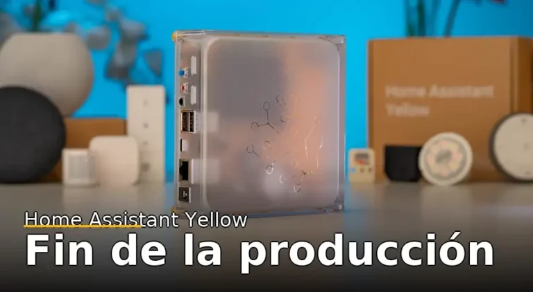 Home Assistant Yellow en su carcasa translúcida sobre una mesa, con el titular "Fin de la producción". Al fondo se aprecian otros dispositivos de domótica y la caja original del producto.