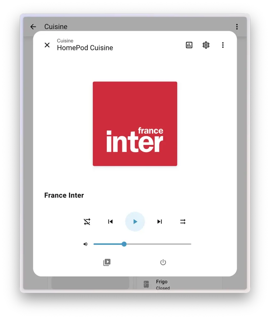 Captura de pantalla del nuevo cuadro de diálogo de home assistant 2025.10 "más información" para los reproductores de medios en Home Assistant. La interfaz muestra un diseño renovado y limpio con la carátula de la emisora "France Inter" en la parte superior, seguida de los controles de reproducción, una barra de volumen y un botón de encendido.