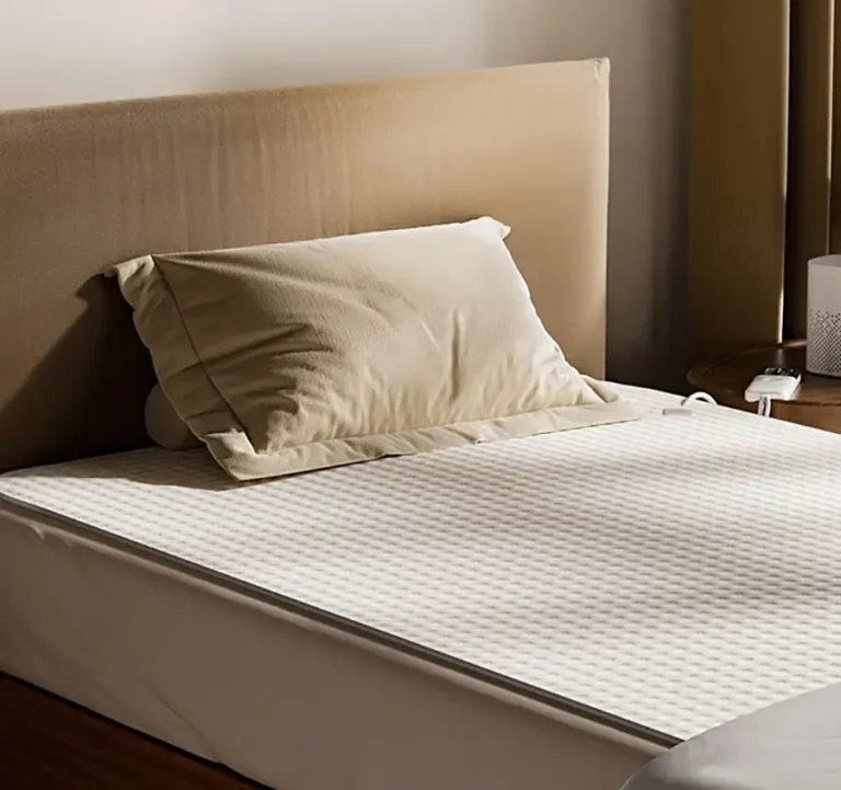 La manta eléctrica individual de Xiaomi Mijia sobre una cama, con un diseño delgado que se ajusta bajo las sábanas para proporcionar un calor uniforme y confortable