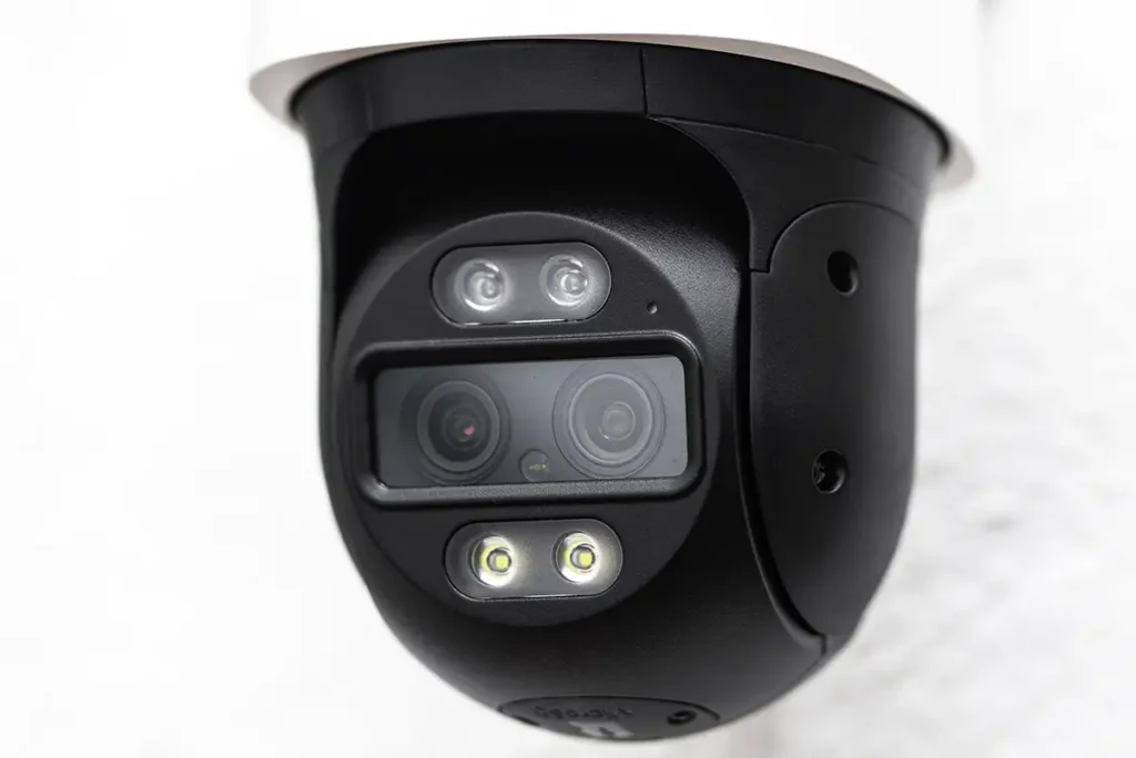 Detalle del módulo frontal de la cámara Reolink TrackMix PoE, con doble lente gran angular y zoom, LEDs infrarrojos y focos blancos para visión nocturna.