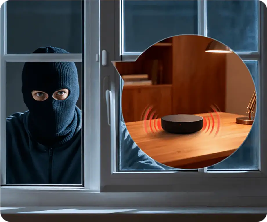 Un intruso con pasamontañas mira por una ventana de noche. Dentro de la casa, una imagen superpuesta muestra el Aqara Hub M200 emitiendo una alarma sonora, indicada por ondas de sonido rojas.