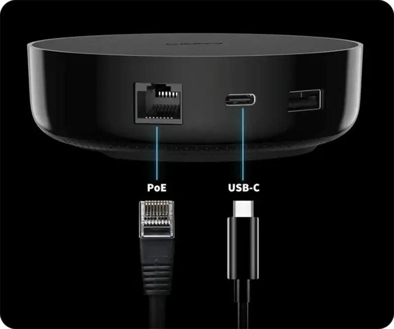 Detalle de los puertos de conexión del Aqara Hub M200. La imagen destaca el puerto Ethernet (RJ45) etiquetado como "PoE" y el puerto de alimentación USB-C, con sus respectivos cables debajo. También es visible un puerto USB-A.