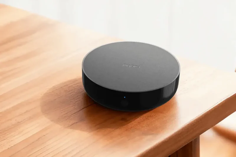 Hub domótico Aqara Hub M200 con Matter, Thread y Zigbee instalado en el salón